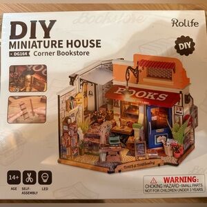 Rolife DIY Miniature Corner Bookstore